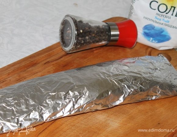 Заверните мясо в фольгу и положите в холодное место на несколько часов.