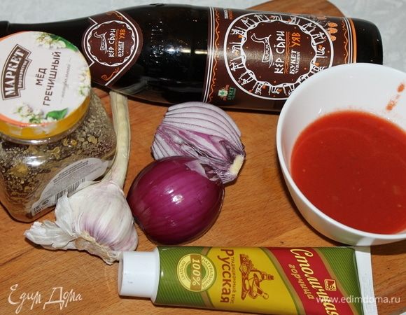 Также заранее готовим соус. Скажу сразу, готовьте две порции. Даже если вы его не съедите, что маловероятно, он может в холодильнике храниться несколько дней.