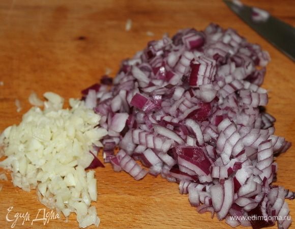 Мелко нарежьте лук и чеснок.