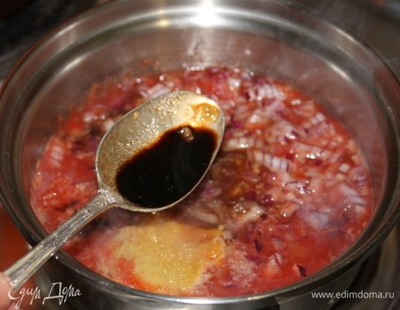В сотейник положите все ингредиенты, приготовленные для соуса, и поставьте вариться на средний огонь.