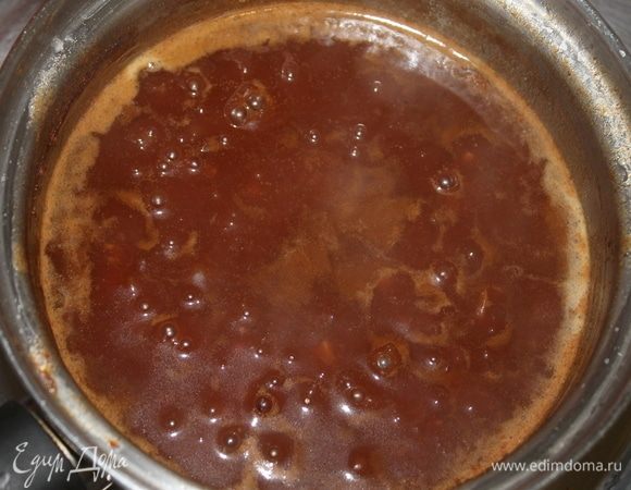 Соус нужно варить до состояния джема, он будет становиться густой и приобретать глянец. Это длится в течение 50–60 минут, но все равно ориентируйтесь на результат.