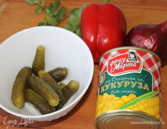 Готовим кукурузный салат. Никаких майонезов на природу, только овощи, оливковое или душистое растительное масло и много-много зелени.