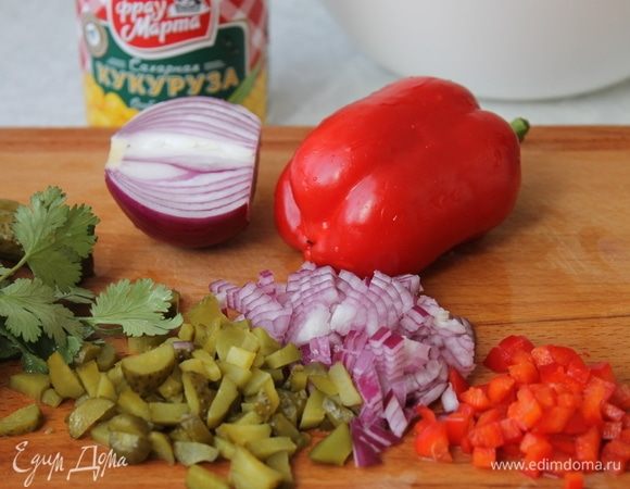 Все овощи нарезаем мелкими кубиками. Лук, маринованные огурчики, красный перец и кинзу.