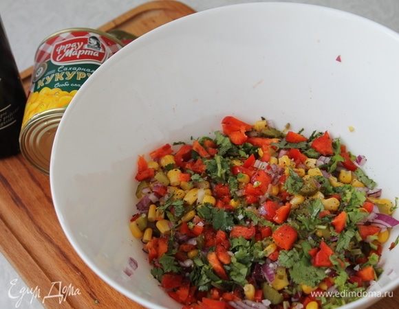 Все сложите в большую миску, добавьте соль по вкусу, кукурузу ТМ «Фрау Марта», бальзамический уксус и оливковое масло.