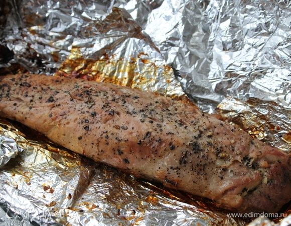 Осталось запечь подготовленное мясо. Если вы будете запекать его дома в духовке, то лучше делать это при низкой температуре, чтобы оно в готовом виде было нежное и рассыпалось на волокна. Нагрейте духовку до 180°C, отправьте мясо на 30 минут запекаться при этой температуре, затем уменьшайте температуру до 120°C и запекайте еще в течение 1,5–2 часов. При такой температуре мясо сохранит свою сочность и будет очень нежным и ароматным. Мясо готово. Все собираем в корзинку и спешим убежать подальше от городской суеты.