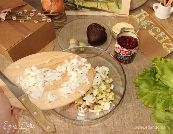 Высыпаем белок в салат.