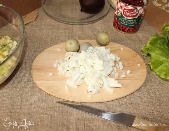 Отделяем желтки, мелко режем белок на кубики.