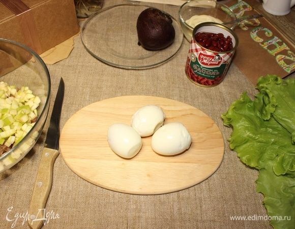 Яйца очищаем от скорлупы.