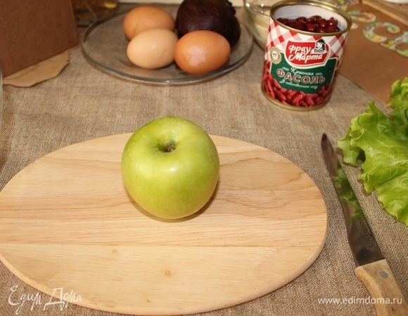 Яблоко режем на кубики.