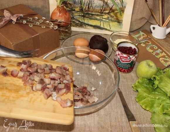 Высыпаем сельдь в салатник.