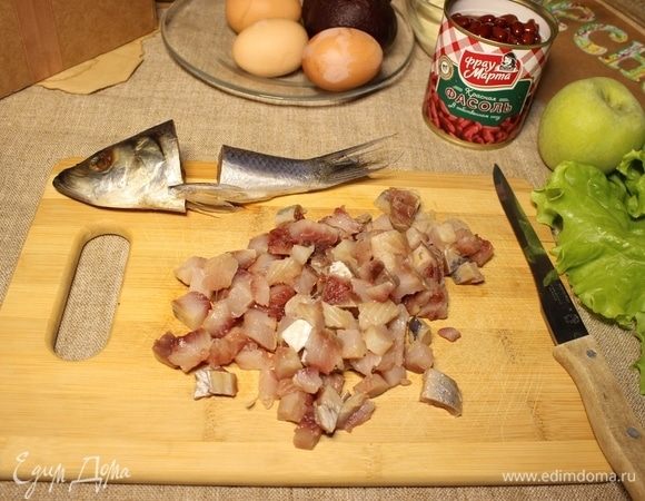 Сельдь режем на кубики и очищаем от косточек.