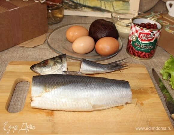 Сельдь чистим и отдельно отрезаем хвост и голову, оставляем, они нам пригодятся для украшения салата.