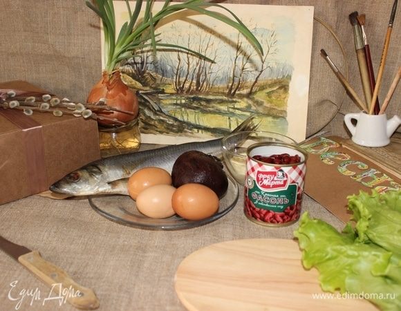 Для салата предварительно необходимо отварить яйца и свеклу.