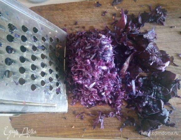 Отрезаем небольшой кусок от краснокочанной капусты, примерно грамм 200, натираем на терке или перемалываем на мясорубке.