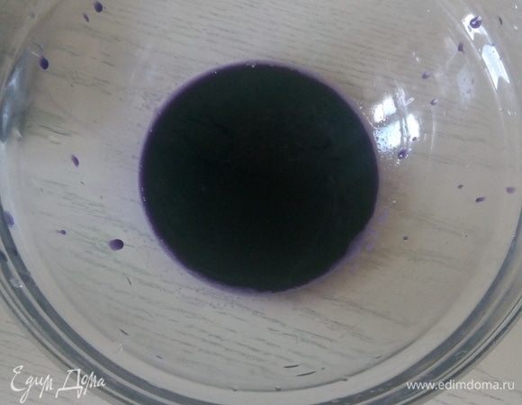 Перекладываем в чистый кусок марли и выжимаем сок в отдельную чашу. Сок получается темно-синим.