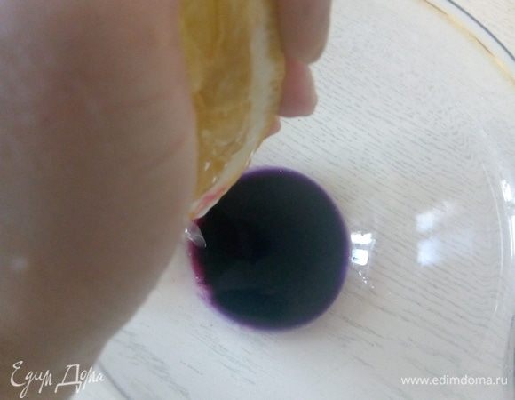 Можно сделать омлет двух цветов. Разделяем сок на две половины. Берем лимон и выдавливаем сок, примерно 1 ч. л., добавляем в одну из чаш с соком капусты.