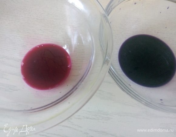 Цвет меняется на сиреневый. Яйца помоем в теплой воде с мылом. Отделяем аккуратно белки от желтков, чтобы желтки остались целыми. Один белок с одного яйца добавляем в чашу с синим соком, белок второго яйца добавляем в чашу с сиреневым соком. Солим по вкусу. Если хотите более мягкий омлет, можно добавить 1–2 ст. л. молока. Открываем консервированный зеленый горошек ТМ «Фрау Марта» и консервированную кукурузу ТМ «Фрау Марта», добавляем в чаши с омлетом по 1–2 ст. л. Также добавляем брокколи. Слегка перемешиваем.