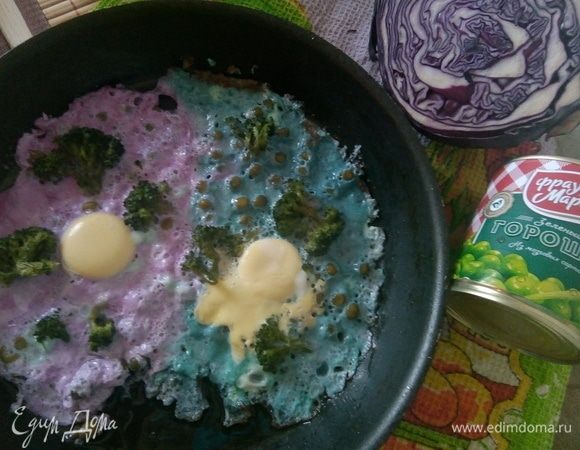 Разогреваем сковороду с маслом, берем обе чаши с омлетом и выливаем сразу обе в сковороду. Желтки аккуратно кладем сверху произвольно. Накрываем крышкой и тушим до той готовности, как любите. Если любите яйца всмятку, желтки можно положить в омлет попозже. Готово. Пробуйте. Приятного аппетита.