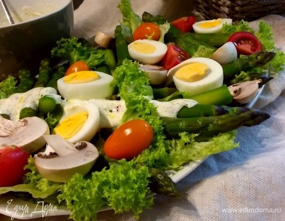 Полить салат йогуртовым соусом. Можно использовать любимую зелень или шнитт-лук. Посыпать кедровыми орешками (я забыла;).