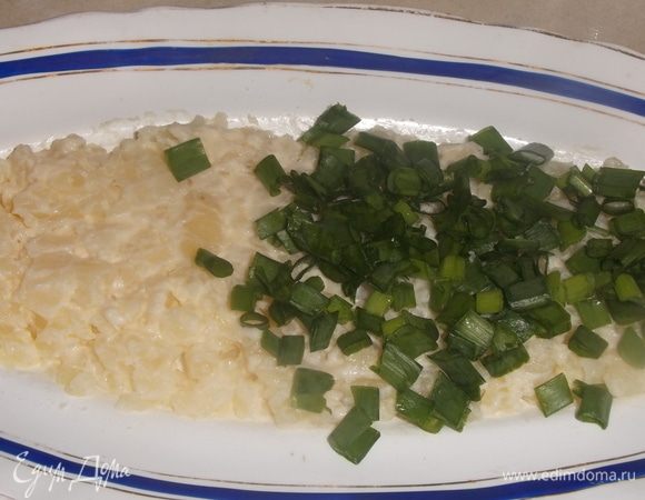 Вареный картофель нарезать, смешать с ложкой майонеза, слегка подсолить. Выложить первым слоем на блюдо. Посыпать слоем зеленого лука.