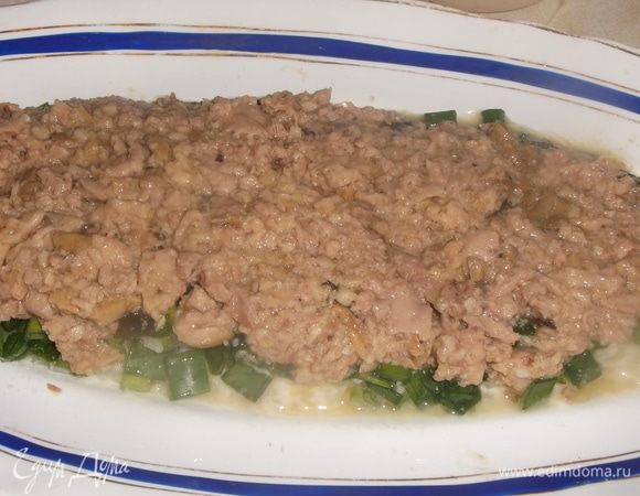 С печени трески слить масло. Размять ее вилкой и выложить поверх зеленого лука.