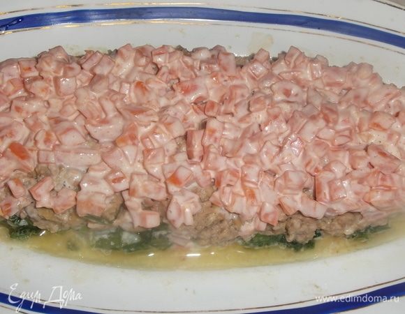 Отварную морковь нарезать, посолить, смешать с ложкой майонеза и сделать следующим слоем салата.