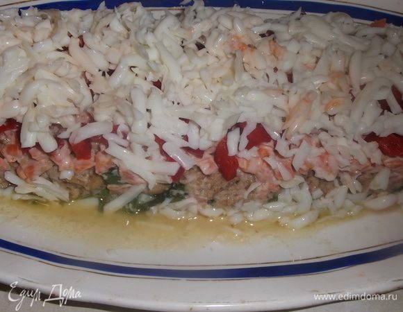 Болгарский перец нарезать, выложить слоем на морковь. Немного перца оставить для верхнего слоя. На перец уложить натертый на крупной терке белок яйца. Подсолить.