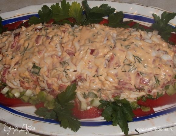 Для последнего слоя возьмите желтки яичные. Разомните их. Смешайте с оставшейся частью болгарского перца и парой веток укропа. Добавьте ложку майонеза, перемешайте и выложите слоем на салат. Украсить по желанию. Приятного аппетита!