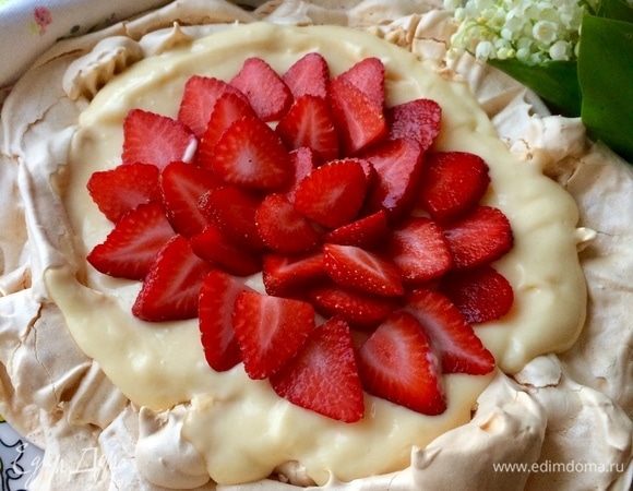 Смазать кремом и украсить клубникой.