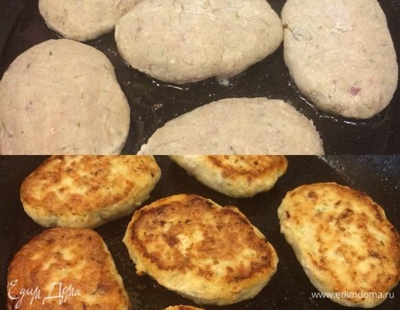 Итак, в сковороду с толстым дном налить масло и хорошо прогреть. Из фарша сформировать котлеты, обвалять в муке и обжарить на среднем огне с двух сторон.