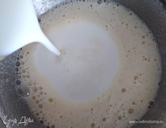 Яйца взбить с сахаром до побеления. Влить кефир.