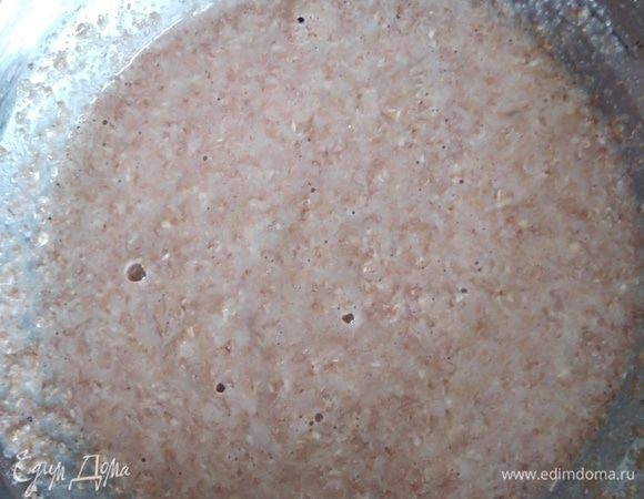 Всыпать сухие ингредиенты, перемешать и оставить на 15 минут. В это время поставить разогреваться духовку до 180°C.