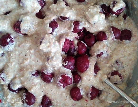 Всыпать вишню без косточек, перемешать. Я брала замороженную, предварительно ее не размораживала. Если ягоды сильно покрыты льдом, то лучше разморозить и слить воду. А в сезон лучше взять свежую ягоду.