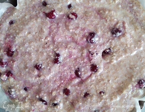 Форму для выпечки размером 22–24 см выстелить пергаментом, смазать маслом и вылить тесто. Выпекать 30 минут до сухой палочки.