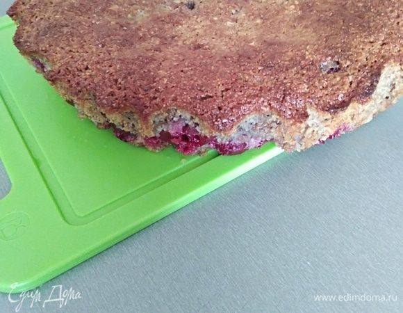 Готовый пирог остудить, освободить от бумаги.