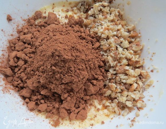 Затем добавить какао и миндаль (у меня в этот раз были дробленые грецкие орехи), взбить на низкой скорости миксера.