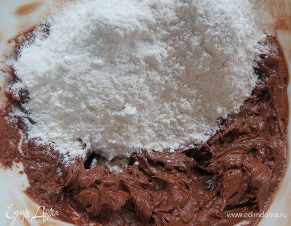 Добавить муку и замесить тесто, муки у меня обычно уходит от 120 до 140 г, тесто должно собраться в шар.