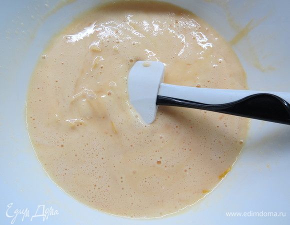 Затем добавить цедру и сок лимона, перемешать.