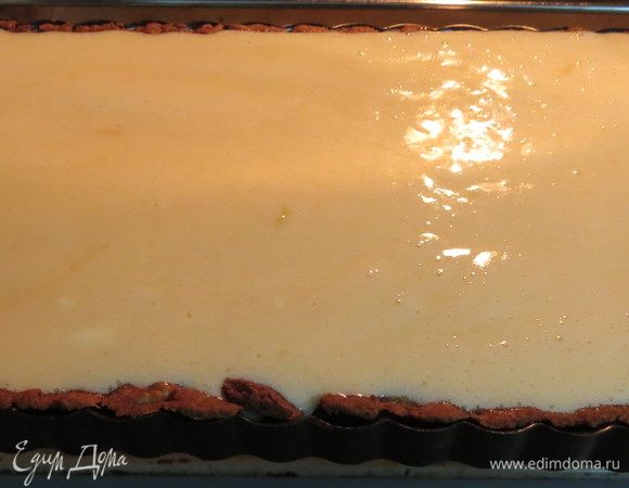Вылить начинку на остывший корж (начинка получается не густая, но после выпекания она загустеет). Поставить в разогретую до 180°C духовку и выпекать в течение 40–45 минут.