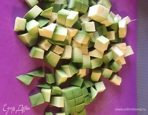 Нарезать авокадо кубиками.
