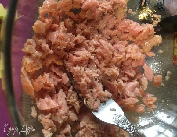 В большой салатник выложить тунец ТМ «Магуро» и размять его вилкой.