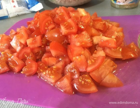 Нарезать помидоры кубиками.