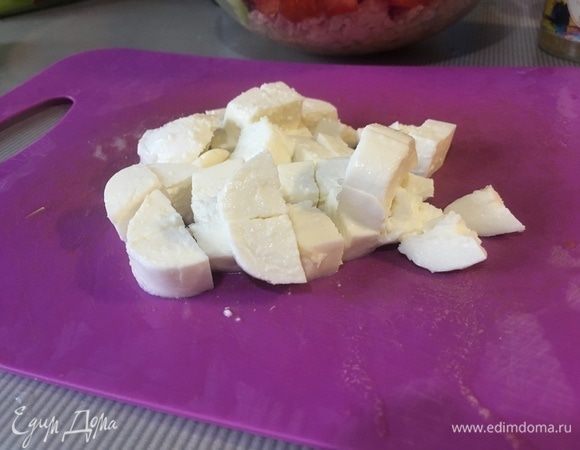 Нарезать моцареллу кубиками. Все нарезанные ингредиенты выложить в салатник.