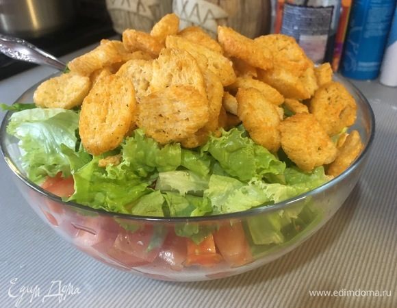 Добавить в салатник сухари.