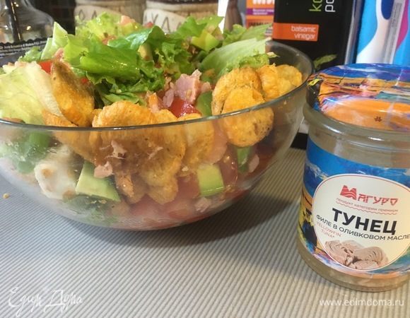 Полить все оливковым маслом и бальзамическим уксусом, перемешать.