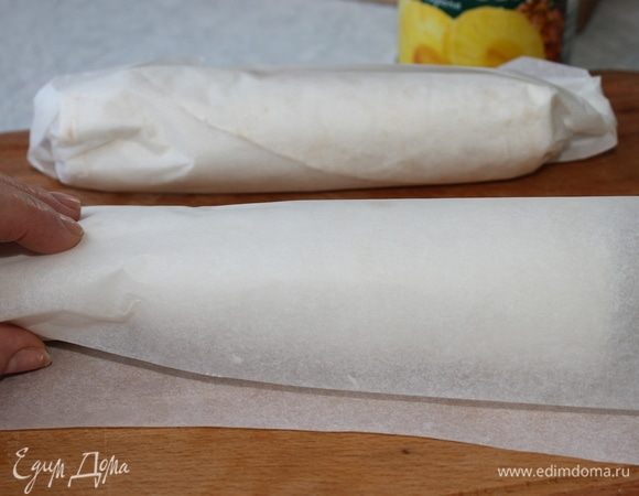 Заверните роллы в кальку и сложите в контейнер. Готовьте роллы заблаговременно, чтобы их можно было хорошо охладить в холодильнике.