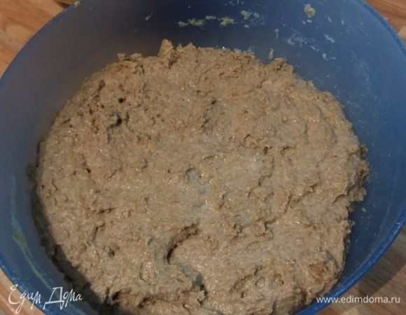 Итак, накануне вечером отварить картофель в мундире, дать немного остыть и еще теплым очистить от шкурки и размять толкушкой. Оставить на ночь при комнатной температуре. В качестве жидкости для теста я брала овощной бульон, можно заменить отваром, в котором варился картофель, или водой. В жидкости растворить дрожжи и соединить в миске муку с дрожжевой водой. Размешать ложкой, накрыть пленкой и оставить в холодильнике на ночь.