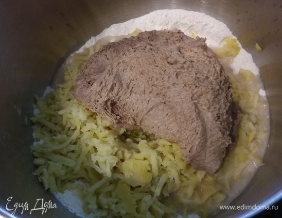 В день выпечки соединить все остальные ингредиенты с опарой и вымесить слегка липкое тесто. Я вымешивала в комбайне первые 5 минут на малых оборотах, затем увеличила скорость и замешивала еще 10 минут до однородной консистенции теста. Возможно, вам понадобится несколько дополнительных ложек муки.