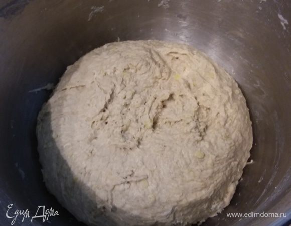 Тесто собрать в комок, накрыть чашу комбайна пленкой и поставить в теплое место на расстойку, на 1–1,5 часа.
