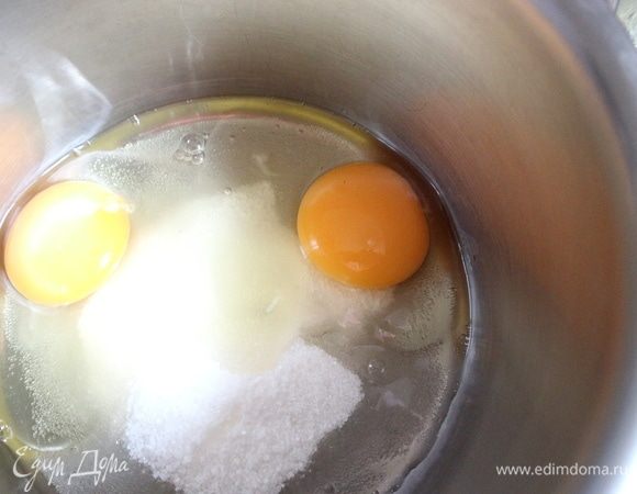 Смешать яйца с 50 г сахарного песка, взбить миксером до пены и полного растворения сахара. Можно предварительно вскипятить в кастрюле воду, вылить ее, вытереть насухо и в этой кастрюле взбивать яйца с сахаром. Я использую теплоемкую кастрюлю с толстым дном, она хорошо прогревается. Оптимальная температура для взбивания смеси 50°C, можно ниже, но не выше. Так лучше растворяется сахар.